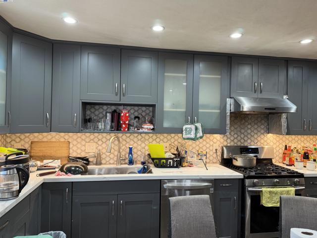 14955 Lark St, San Leandro CA: https://media.crmls.org/mediaz/f215eaa9-09b7-45b3-8482-068ec4b0b54c.jpg