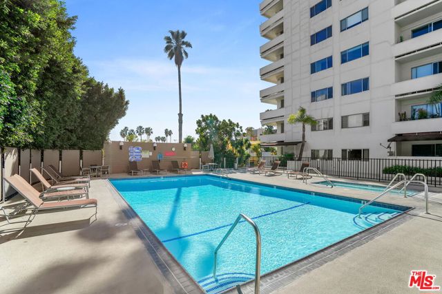 7250 Franklin Avenue, Los Angeles CA: https://media.crmls.org/mediaz/f215f16d-bbe5-421a-b52f-2c05f2708f83.jpg