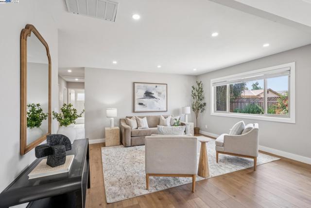 34709 Clover St, Union City CA: https://media.crmls.org/mediaz/f216aebd-e401-4b02-b9ad-3e67004ba91c.jpg