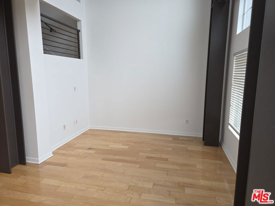 https://media.crmls.org/mediaz/f216dcad-55ab-4a44-a572-acb00c55c516.jpg?preset=X-Large