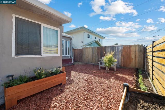 7447 Lockwood St, Oakland CA: https://media.crmls.org/mediaz/f2178e81-21f2-47c6-8eca-ba18c17c7991.jpg