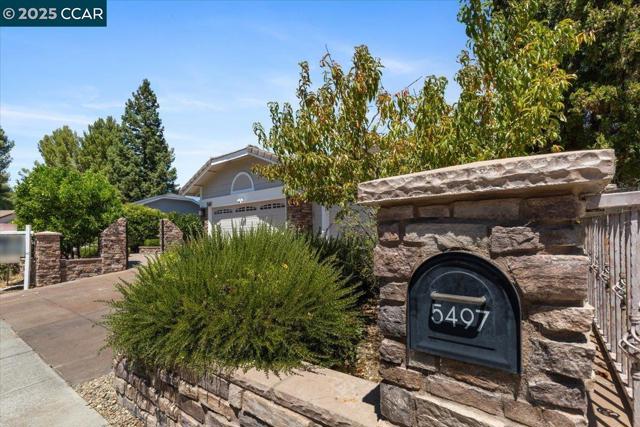 5497 Silver Sage Ct, Concord CA: https://media.crmls.org/mediaz/f217d2ff-1455-4090-aa16-5befed589a39.jpg