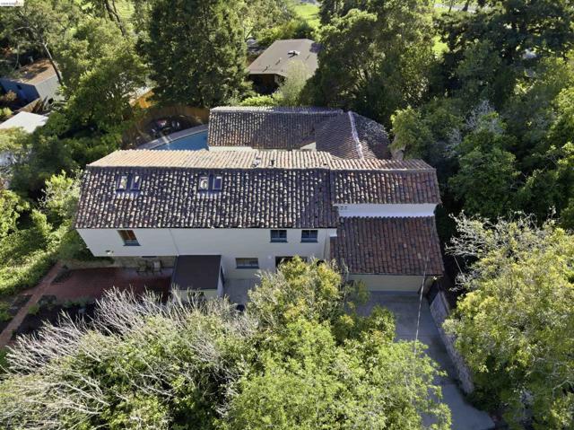 44 Highgate Rd, Kensington CA: https://media.crmls.org/mediaz/f217f638-cdde-4430-a0dc-a442a1413db7.jpg