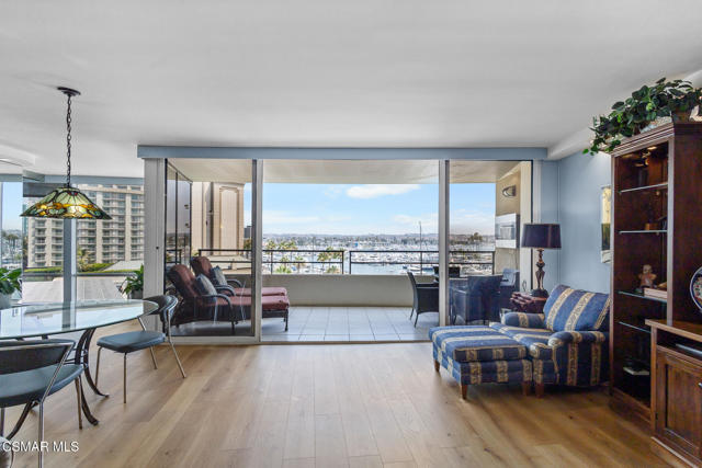 4335 Marina City, Marina del Rey CA: https://media.crmls.org/mediaz/f2188091-505b-435b-b369-e38a701aae8d.jpg