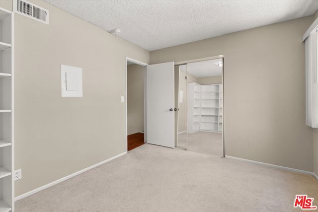 5720 Owensmouth Avenue, Woodland Hills CA: https://media.crmls.org/mediaz/f218e503-a6e7-449d-961a-164f765b980a.jpg