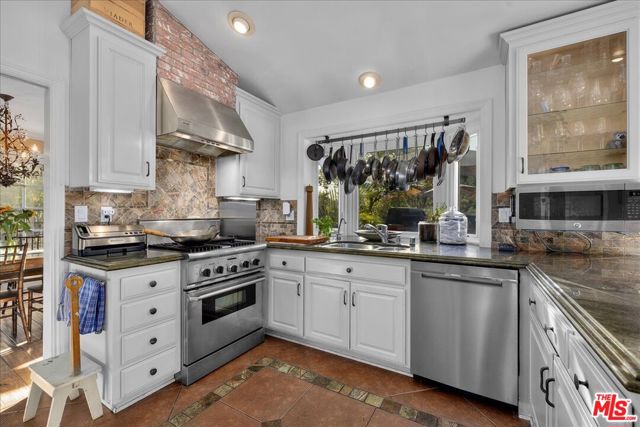 2973 Hutton Drive, Beverly Hills CA: https://media.crmls.org/mediaz/f219ef85-20a9-4d43-8e08-f42ee6f20701.jpg