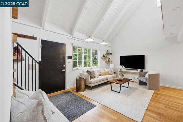 129 Spring Rd, Orinda CA: https://media.crmls.org/mediaz/f21a10cb-9b9c-42c4-86d6-65cf976a8ea2.jpg