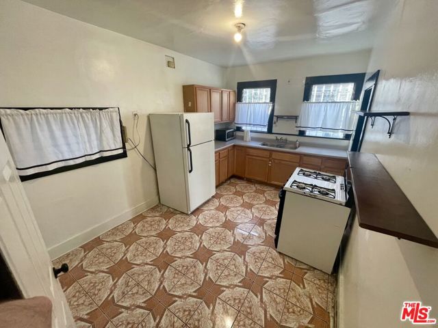 737 N HARVARD Boulevard, Los Angeles CA: https://media.crmls.org/mediaz/f21a1ef1-5bfd-42f9-8e3e-a9ae8dea68d2.jpg