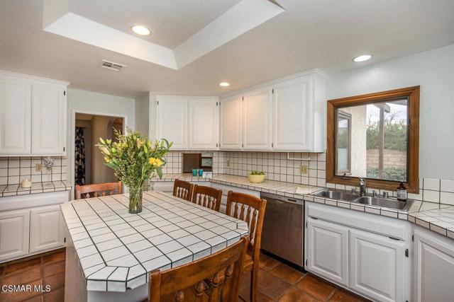 891 Teakwood Court, Thousand Oaks CA: https://media.crmls.org/mediaz/f21a7e84-330a-41f2-a37d-e8d0404dde09.jpg