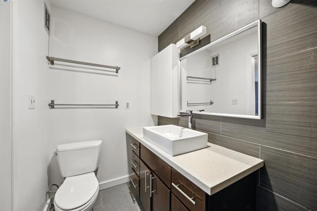 1321 Webster St, Alameda CA: https://media.crmls.org/mediaz/f21a911b-5de2-4b5c-92b5-7fa40a9d631f.jpg
