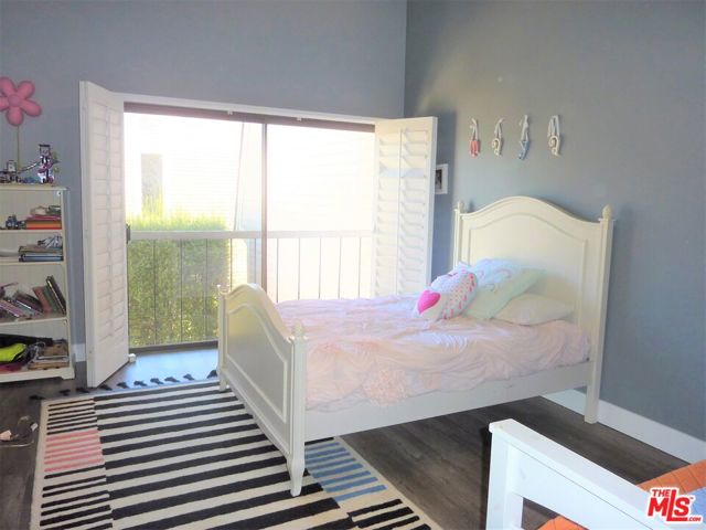 13065 Mindanao Way, Marina del Rey CA: https://media.crmls.org/mediaz/f21aa835-7e65-47e8-91ea-63168a417985.jpg