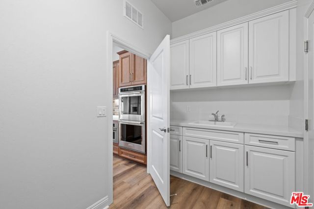 3719 Pathway Court, Bakersfield CA: https://media.crmls.org/mediaz/f21b7178-1e72-4a67-b3ba-06e5b48dd2d9.jpg