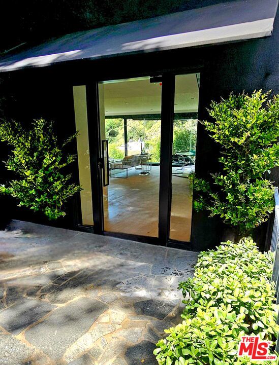 1782 Viewmont Drive, Los Angeles CA: https://media.crmls.org/mediaz/f21c7642-8365-4c64-a49d-2897eea00f2a.jpg