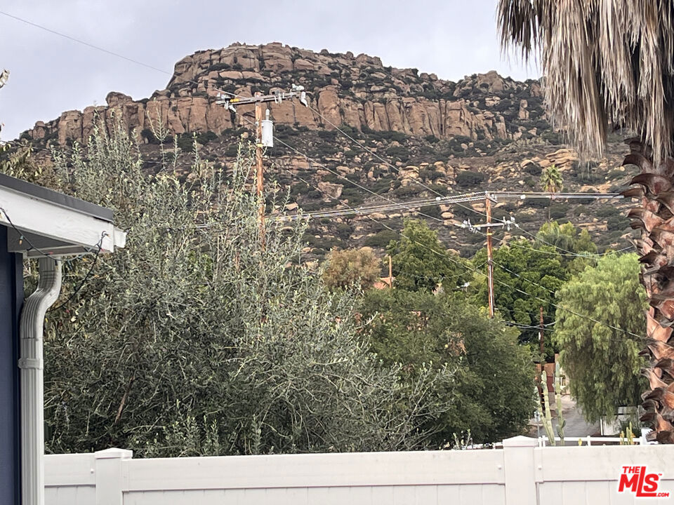 https://media.crmls.org/mediaz/f21d1280-b312-49c3-b764-945081403bd8.jpg?preset=X-Large