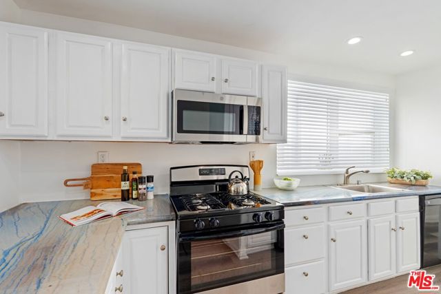 3806 Ocean Front Walk, Marina del Rey CA: https://media.crmls.org/mediaz/f21ea63e-2dfd-4e19-8cf4-6eb079db1927.jpg