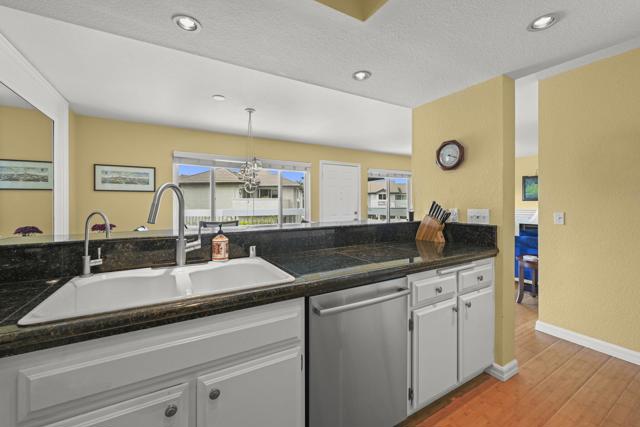 870 Ginger Avenue, Carlsbad CA: https://media.crmls.org/mediaz/f21ebb44-5810-4a12-8f45-d297d75105aa.jpg