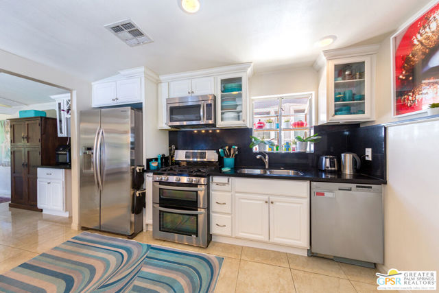 13613 Muscatine Street, Arleta CA: https://media.crmls.org/mediaz/f2219094-ba5b-4fcd-8722-00376f4d2591.jpg