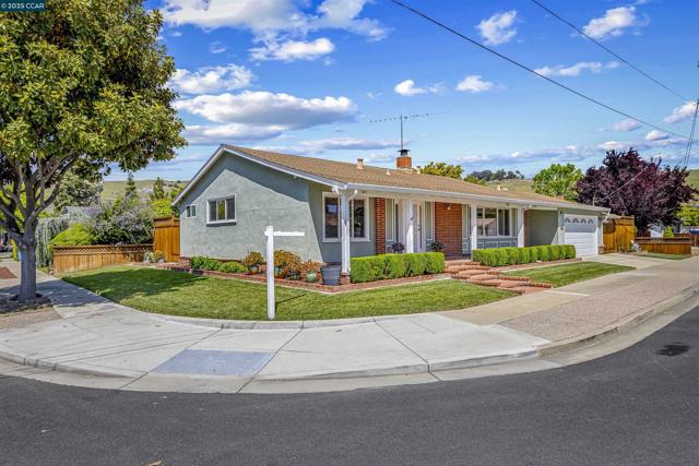 30450 Oakmont Way, Hayward CA: https://media.crmls.org/mediaz/f221af5a-4c74-4c6b-8f61-fc63f07ad879.jpg