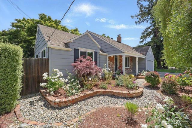 1633 Dallas Court, Los Altos CA: https://media.crmls.org/mediaz/f2221bc6-bc66-4976-b298-d8d74b721866.jpg