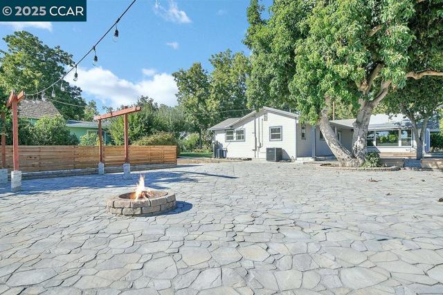 2280 Concord Ave, Brentwood CA: https://media.crmls.org/mediaz/f222ae0e-42a9-44a8-a2f1-8978b19009b2.jpg