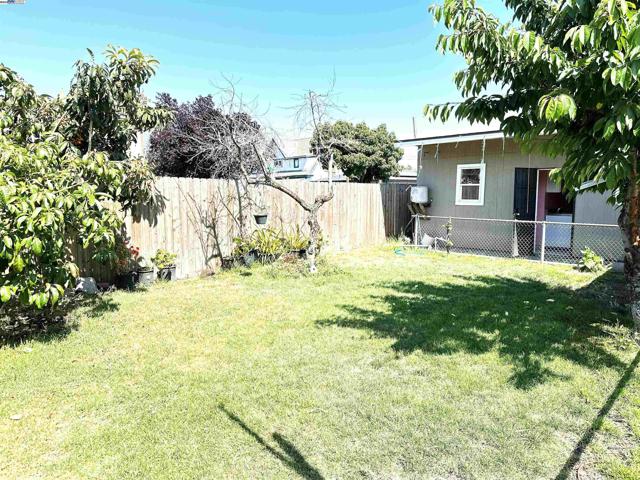 1610 85th Avenue, Oakland CA: https://media.crmls.org/mediaz/f222e16d-dd58-4a1a-b0b0-84f44ba2059d.jpg