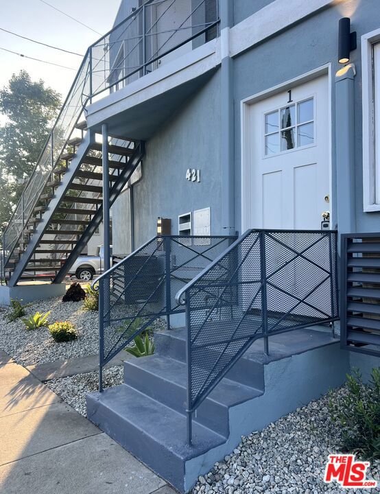 421 E Chevy Chase Drive, Glendale CA: https://media.crmls.org/mediaz/f22313e9-f4f3-4a68-84c0-2012332780c0.jpg