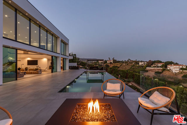 6156 Zumirez Drive, Malibu CA: https://media.crmls.org/mediaz/f2231982-9c18-403d-9ef1-657c26503df4.jpg