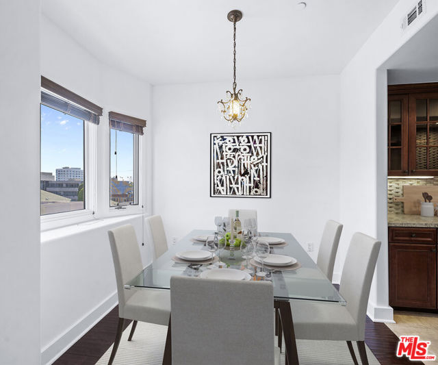 155 N Hamilton Drive, Beverly Hills CA: https://media.crmls.org/mediaz/f223982d-af77-41eb-85fd-a350f9c4c6b9.jpg