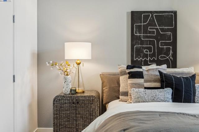 311 4th St, Oakland CA: https://media.crmls.org/mediaz/f224aa81-6d6f-4546-9519-9ef84adeab95.jpg