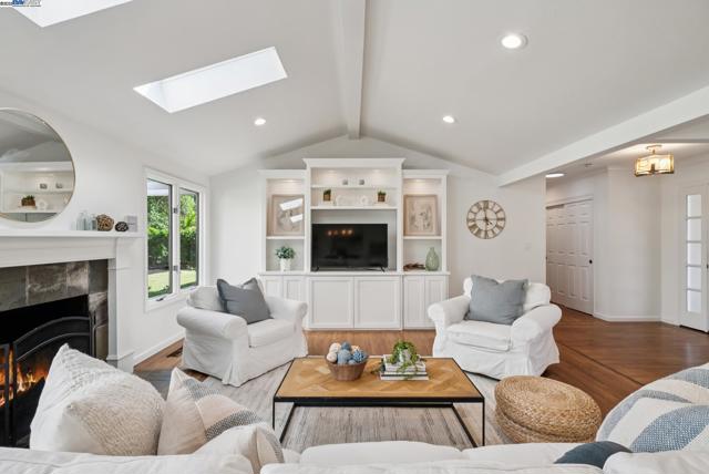 290 Bolla Ave, Alamo CA: https://media.crmls.org/mediaz/f22576f7-363d-4627-a1b0-13f2f0f0a698.jpg