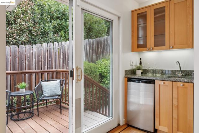 6141 Broadway Ter, Oakland CA: https://media.crmls.org/mediaz/f2263387-798e-4dad-949b-f2eb026a9341.jpg