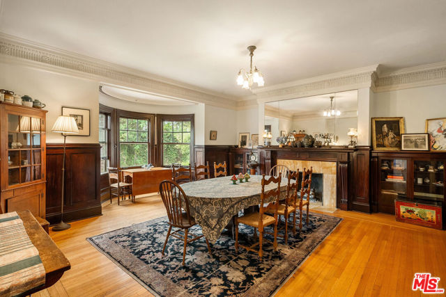 1130 Westchester Place, Los Angeles CA: https://media.crmls.org/mediaz/f22633ee-0bd5-486a-b8fc-9845eca72214.jpg