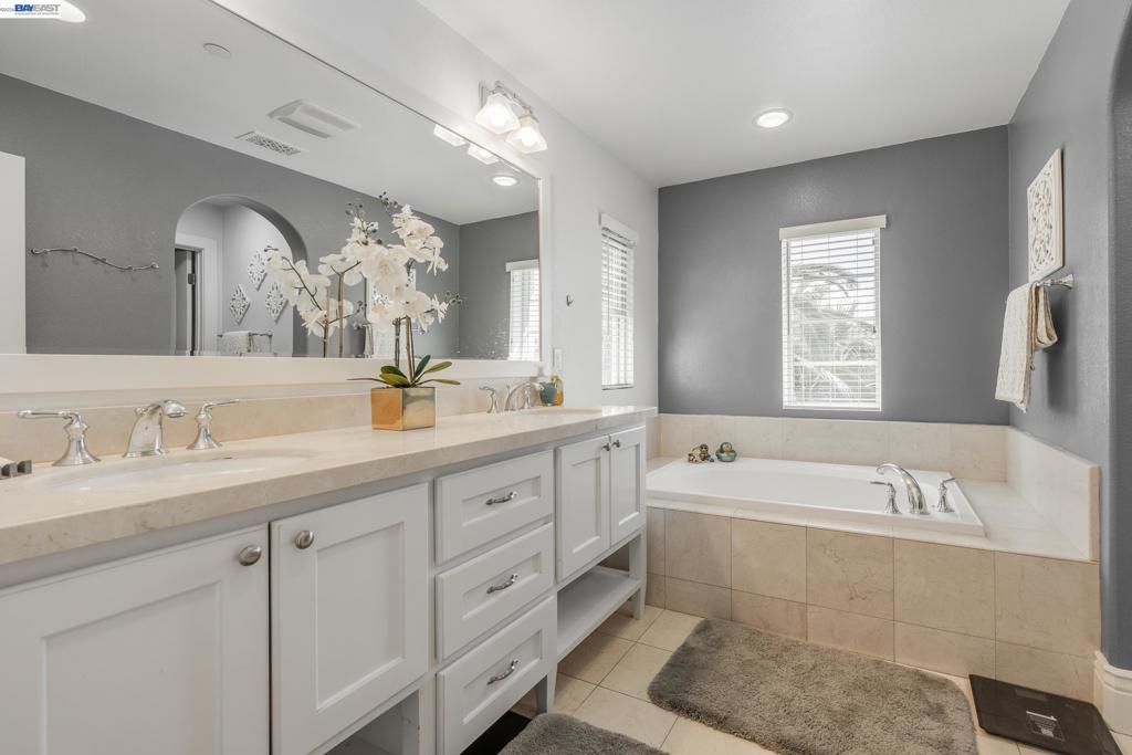 https://media.crmls.org/mediaz/f22661df-44c3-48d1-b669-33141e628b2d.jpg?preset=X-Large