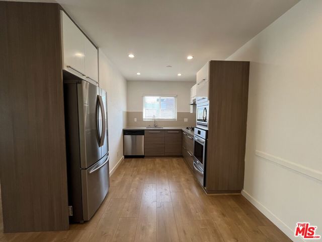 561 N Sweetzer Avenue, West Hollywood CA: https://media.crmls.org/mediaz/f2268426-6fd2-4b68-9457-20ee202b409b.jpg