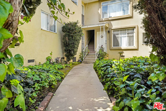 4321 Saugus Avenue, Sherman Oaks CA: https://media.crmls.org/mediaz/f227bca3-d109-4b60-9ca8-6dee0bd9bc6a.jpg