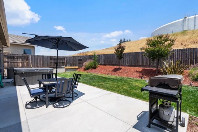1621 Castlerock Drive, Hollister CA: https://media.crmls.org/mediaz/f227c4bb-479c-4f9c-8f2b-28d008c4a37c.jpg