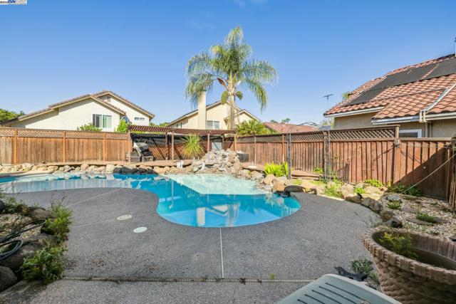 1005 Wood Thrush Ln, Tracy CA: https://media.crmls.org/mediaz/f227d7c8-7022-4ea3-af5a-4d356df9d588.jpg