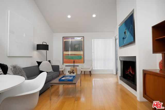 943 12th Street, Santa Monica CA: https://media.crmls.org/mediaz/f227d942-6e97-43c0-83e5-b2c906215b8f.jpg