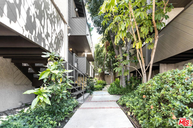 5920 Chula Vista Way, Los Angeles CA: https://media.crmls.org/mediaz/f227dc0d-5c54-480c-90bd-7d2a24d9b072.jpg