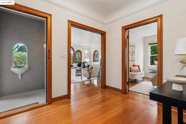 6232 Manoa St, Oakland CA: https://media.crmls.org/mediaz/f22966a3-9dc2-454e-9071-a3f9eb0edb4a.jpg