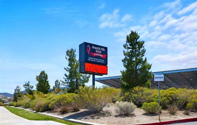 2300 Thorncroft Circle, Palmdale CA: https://media.crmls.org/mediaz/f229ee88-da08-4067-bfa7-b5dd36888448.jpg