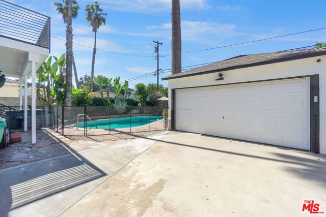 4723 Autry Avenue, Long Beach CA: https://media.crmls.org/mediaz/f22a1520-1598-4893-acf8-d75da8ac7d15.jpg