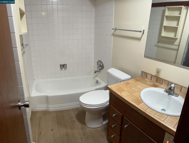 67 Brookwood Rd, Orinda CA: https://media.crmls.org/mediaz/f22a86e4-1a4f-4bf4-9219-e975cebc6667.jpg