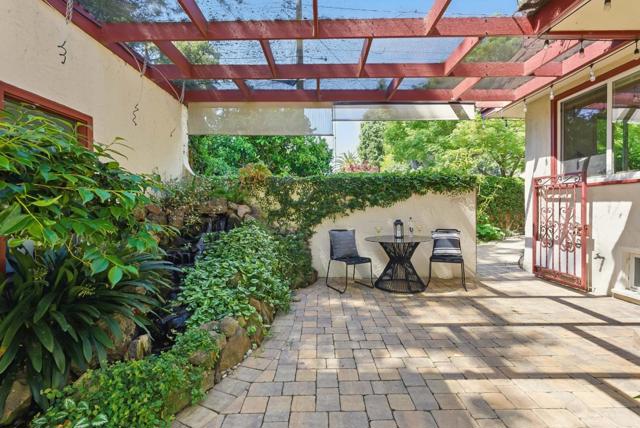 435 Edgewood Road, Redwood City CA: https://media.crmls.org/mediaz/f22bb62e-317e-4116-a664-ccfdfe02d60b.jpg