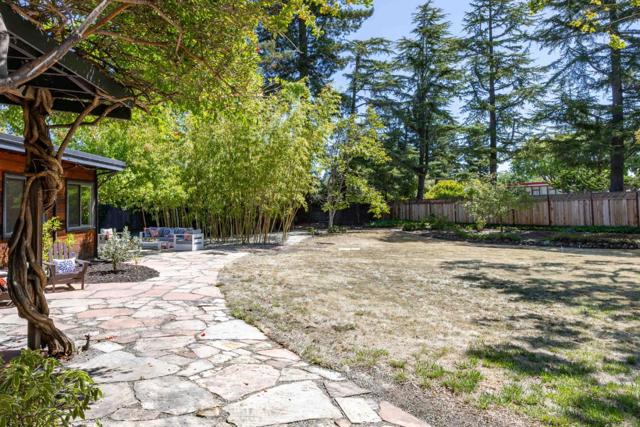 876 Southampton Drive, Palo Alto CA: https://media.crmls.org/mediaz/f22bcb93-3a5b-4ee5-9cfc-13d70d75bbf6.jpg