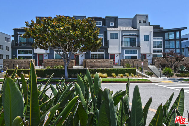 5350 Playa Vista Drive, Playa Vista CA: https://media.crmls.org/mediaz/f22c8ccf-c9b6-4a1d-9756-80f43e6c1a07.jpg