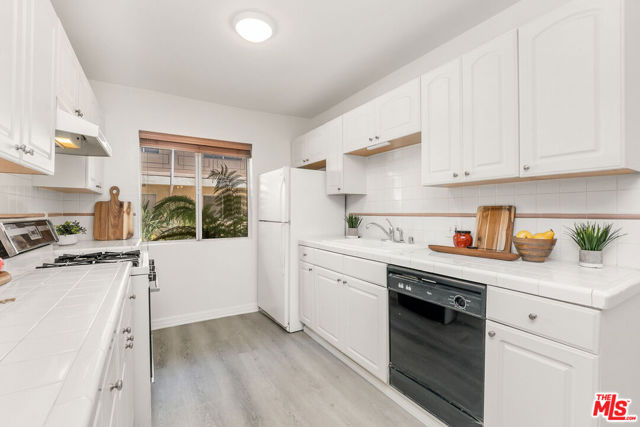 4358 Mammoth Avenue, 3 photo 8