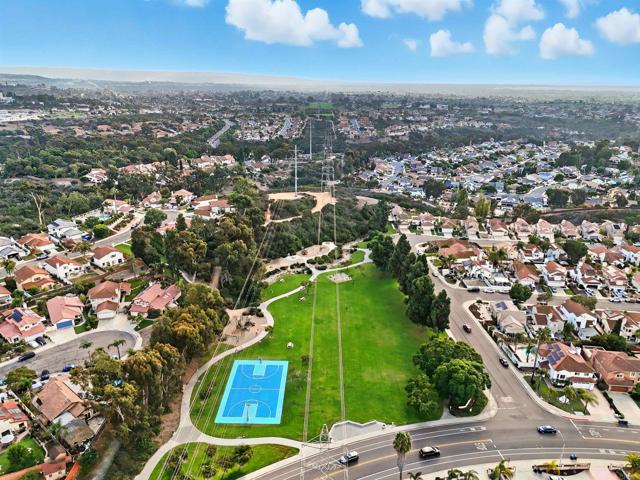 1029 Vista Oak Place, Chula Vista CA: https://media.crmls.org/mediaz/f22e11c3-bf2a-4ebc-8beb-f74f2dce4723.jpg