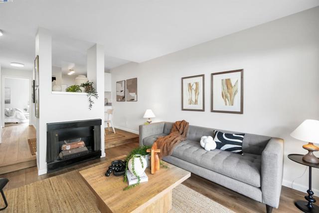 2562 Walnut Blvd, Walnut Creek CA: https://media.crmls.org/mediaz/f22ec212-ac4a-447e-ae10-46c0f1c029f1.jpg
