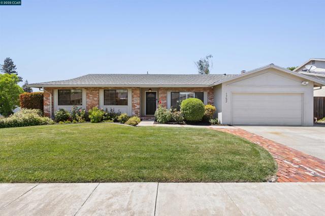 1752 Berrywood Ct, Concord CA: https://media.crmls.org/mediaz/f22f5fbc-4dfb-4e7d-b176-b05aaf2bff3b.jpg